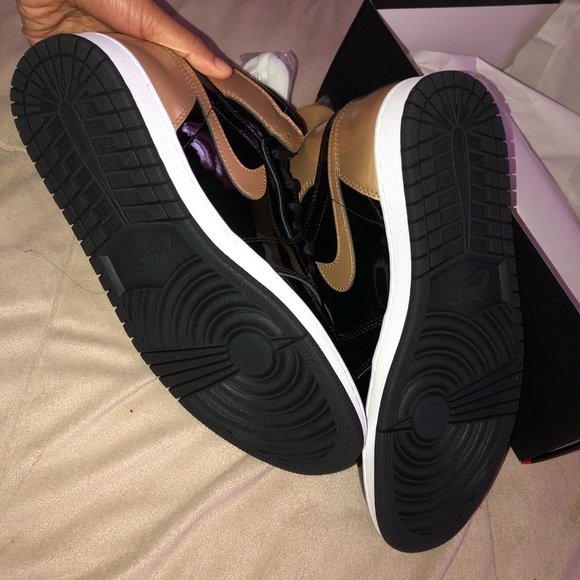 ✨SOLD ✨ Air Jordan retro 1 og gold toe - Picture 5 of 7